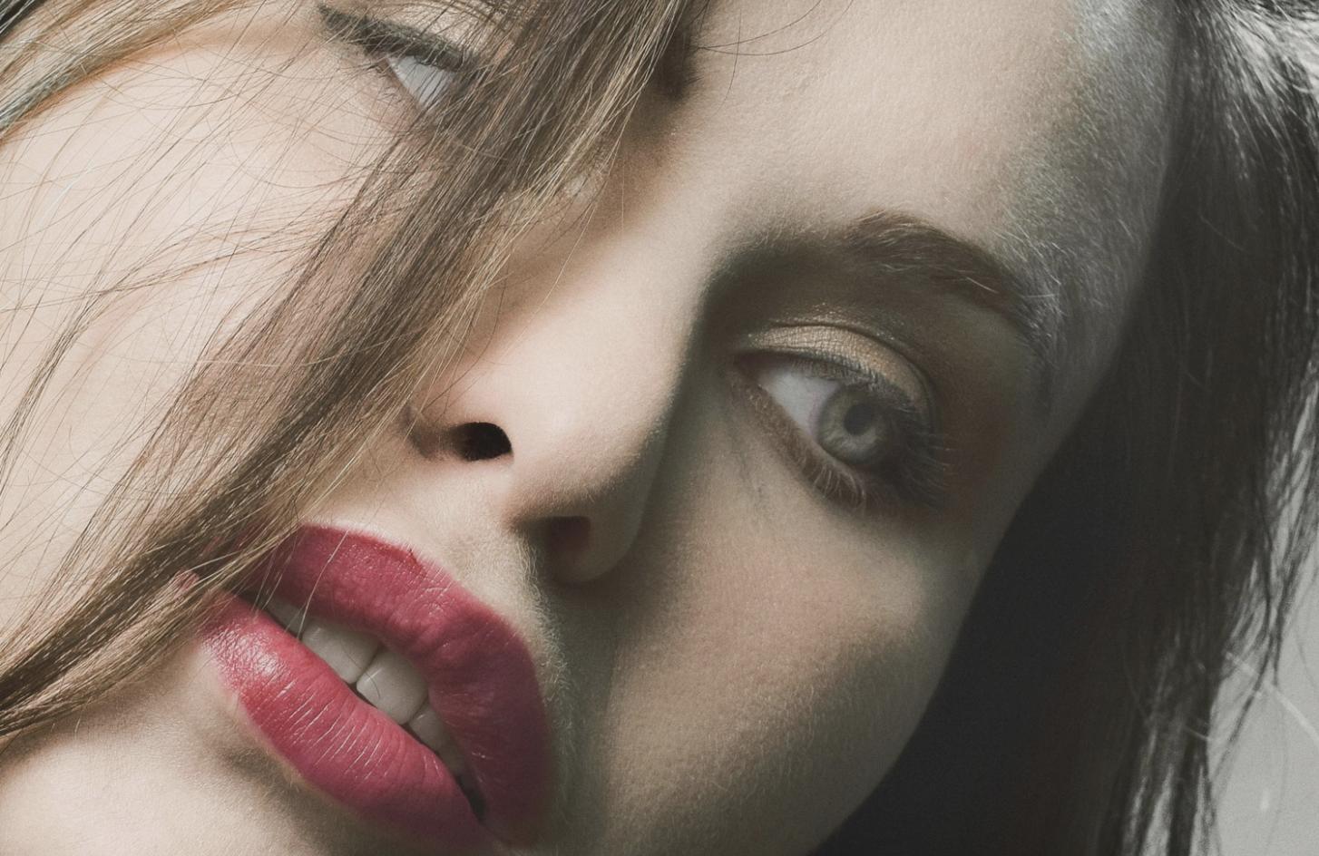 Ambiente di lavoro professionale del team xenovariso durante una sessione di formazione sulle tecniche di styling